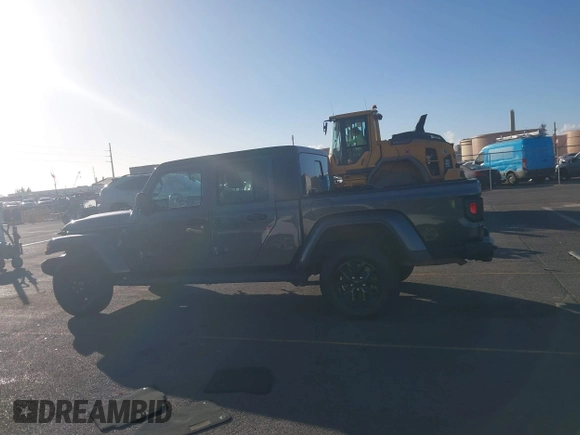 2023 Jeep Gladiator Sport S z VIN 1C6HJTAG4PL507092, wystawiony jako IAAI lot #41221714 z przebiegiem 29 566 mil mil oraz . Historia ofert i sprzedaży dostępna na DreamBid. Obrazek 14.