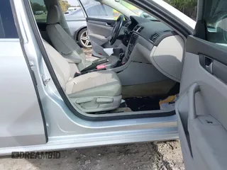 2015 Volkswagen Passat SE z VIN 1VWBV7A34FC085960, wystawiony jako IAAI lot #41464038 z przebiegiem 85 312 mil mil oraz . Historia ofert i sprzedaży dostępna na DreamBid. Obrazek 5.