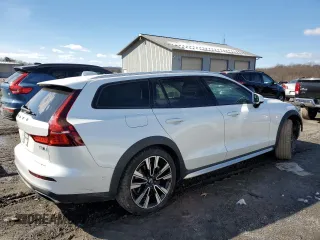 2021 Volvo V60 z VIN YV4102WK1M1074808, wystawiony jako Copart lot #42506854 z przebiegiem Nie podano mil oraz . Historia ofert i sprzedaży dostępna na DreamBid. Obrazek 3.