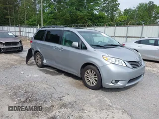 2012 Toyota Sienna XLE AAS z VIN 5TDYK3DCXCS260040, wystawiony jako IAAI lot #42268469 z przebiegiem 393 097 mil mil oraz . Historia ofert i sprzedaży dostępna na DreamBid. Obrazek 1.