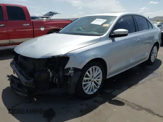 2015 Volkswagen Jetta SE z VIN 3VWD17AJ4FM336834, wystawiony jako IAAI lot #41953192 z przebiegiem 40 893 mil mil oraz . Historia ofert i sprzedaży dostępna na DreamBid. Obrazek 6.