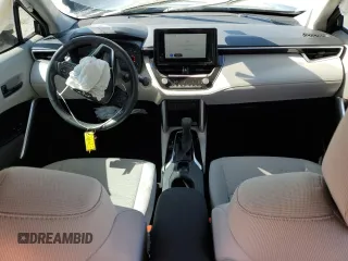 2023 Toyota Corolla Cross LE z VIN 7MUCAAAG6PV047607, wystawiony jako Copart lot #52454095 z przebiegiem 10 316 mil mil oraz Szkody całkowita. Historia ofert i sprzedaży dostępna na DreamBid. Obrazek 8.