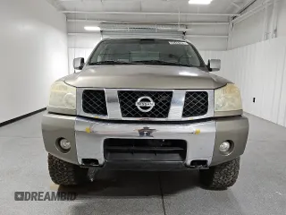 2006 Nissan Titan LE z VIN 1N6AA07BX6N573134, wystawiony jako Copart lot #46487815 z przebiegiem 161 174 mil mil oraz Czysty tytuł • Clean title. Historia ofert i sprzedaży dostępna na DreamBid. Obrazek 5.