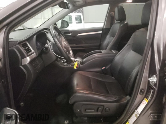 2018 Toyota Highlander SE z VIN 5TDJZRFH8JS528329, wystawiony jako Copart lot #56682465 z przebiegiem 131 082 mil mil oraz Szkoda całkowita • Salvage title. Historia ofert i sprzedaży dostępna na DreamBid. Obrazek 7.