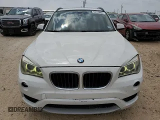 2014 BMW X1 xDrive28i z VIN WBAVL1C56EVY10542, wystawiony jako Copart lot #53116555 z przebiegiem 109 473 mil mil oraz Czysty tytuł • Clean title. Historia ofert i sprzedaży dostępna na DreamBid. Obrazek 5.
