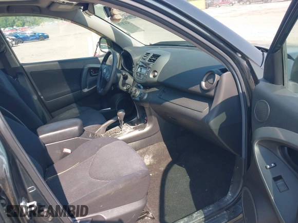 2010 Toyota RAV4 Sport z VIN 2T3RK4DV6AW026288, wystawiony jako IAAI lot #42470370 z przebiegiem 172 306 mil mil oraz . Historia ofert i sprzedaży dostępna na DreamBid. Obrazek 5.