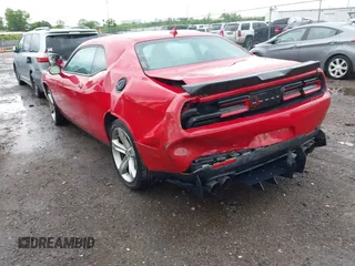 2016 Dodge Challenger R/T Plus z VIN 2C3CDZBT7GH300254, wystawiony jako IAAI lot #42289267 z przebiegiem 103 491 mil mil oraz . Historia ofert i sprzedaży dostępna na DreamBid. Obrazek 3.