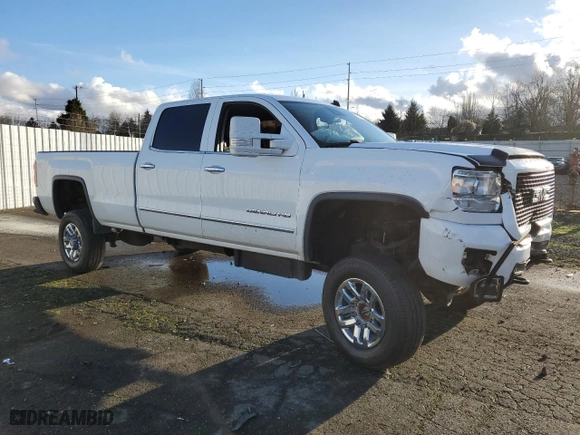 2015 GMC Sierra 3500HD Denali with VIN 1GT424E87FF176566, listed as a Copart auction lot 87201084 with 141,245 mi miles and Salvage Title. Bid and sale history available at carsss.com. Image 4.