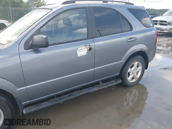 2008 Kia Sorento LX z VIN KNDJC735385819725, wystawiony jako IAAI lot #42487480 z przebiegiem 107 284 mil mil oraz . Historia ofert i sprzedaży dostępna na DreamBid. Obrazek 6.