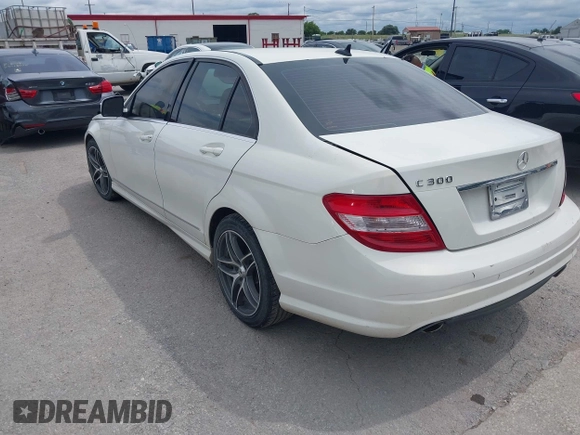2009 Mercedes-Benz C 300 Sport z VIN WDDGF54XX9R068595, wystawiony jako IAAI lot #42362763 z przebiegiem 184 820 mil mil oraz . Historia ofert i sprzedaży dostępna na DreamBid. Obrazek 3.