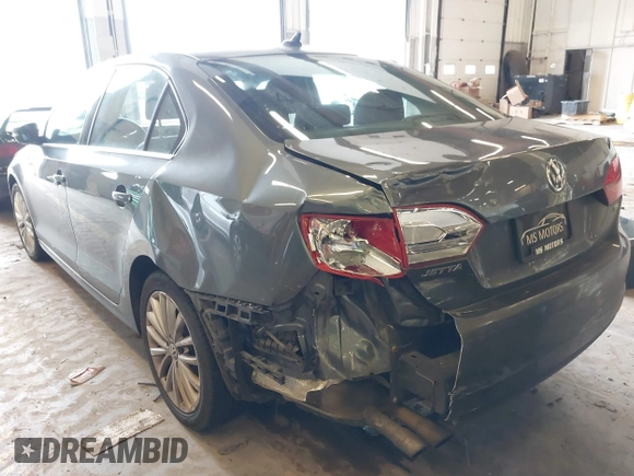 2014 Volkswagen Jetta SEL z VIN 3VWL17AJ8EM388218, wystawiony jako IAAI lot #41862353 z przebiegiem 140 514 mil mil oraz . Historia ofert i sprzedaży dostępna na DreamBid. Obrazek 6.
