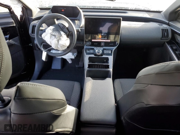 2023 Toyota bZ4X XLE z VIN JTMAAAAA7PA026243, wystawiony jako Copart lot #80972543 z przebiegiem 2 213 mil mil oraz . Historia ofert i sprzedaży dostępna na DreamBid. Obrazek 8.