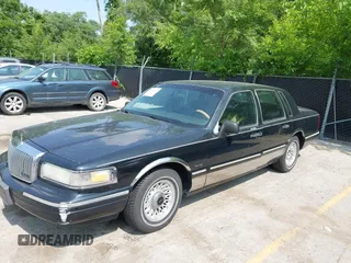 1997 Lincoln Town Car Executive z VIN 1LNLM81W4VY743851, wystawiony jako IAAI lot #42391178 z przebiegiem 261 762 mil mil oraz . Historia ofert i sprzedaży dostępna na DreamBid. Obrazek 2.