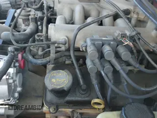 2003 Ford Mustang Standard z VIN 1FAFP40483F427546, wystawiony jako IAAI lot #43193533 z przebiegiem 179 993 mil mil oraz . Historia ofert i sprzedaży dostępna na DreamBid. Obrazek 20.