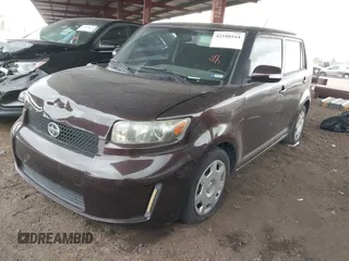 2008 Scion xB z VIN JTLKE50E081042987, wystawiony jako IAAI lot #42180164 z przebiegiem 139 961 mil mil oraz . Historia ofert i sprzedaży dostępna na DreamBid. Obrazek 2.