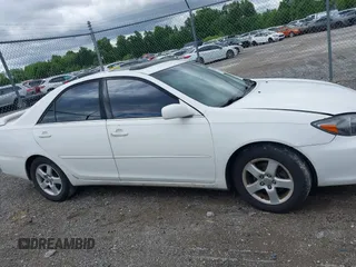 2002 Toyota Camry XLE z VIN 4T1BF30K72U500934, wystawiony jako IAAI lot #42312967 z przebiegiem 169 569 mil mil oraz . Historia ofert i sprzedaży dostępna na DreamBid. Obrazek 13.