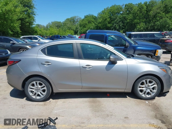 2016 Scion iA z VIN 3MYDLBZV5GY107324, wystawiony jako IAAI lot #42296283 z przebiegiem 105 349 mil mil oraz . Historia ofert i sprzedaży dostępna na DreamBid. Obrazek 14.