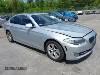 2013 BMW 5 Series 528i xDrive z VIN WBAXH5C50DD109923, wystawiony jako IAAI lot #42328644 z przebiegiem 129 764 mil mil oraz . Historia ofert i sprzedaży dostępna na DreamBid. Obrazek 1.