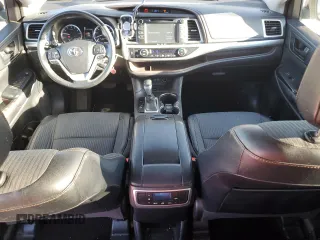 2017 Toyota Highlander LE z VIN 5TDZZRFH5HS195603, wystawiony jako Copart lot #50264785 z przebiegiem 165 116 mil mil oraz Szkoda całkowita • Salvage title. Historia ofert i sprzedaży dostępna na DreamBid. Obrazek 8.