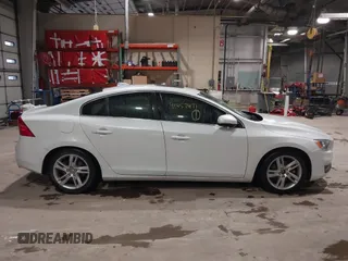 2015 Volvo S60 T5 Drive-E Premier z VIN YV126MFB4F1311693, wystawiony jako IAAI lot #41457471 z przebiegiem 146 042 mil mil oraz . Historia ofert i sprzedaży dostępna na DreamBid. Obrazek 6.