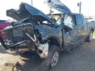 2020 Ram 2500 Laramie z VIN 3C6UR5NLXLG314141, wystawiony jako IAAI lot #42263978 z przebiegiem Nie podano mil oraz . Historia ofert i sprzedaży dostępna na DreamBid. Obrazek 2.