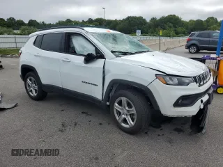 2024 Jeep Compass Latitude z VIN 3C4NJDBN0RT607051, wystawiony jako Copart lot #64187765 z przebiegiem 26 105 mil mil oraz Nie do naprawy • Non repairable. Historia ofert i sprzedaży dostępna na DreamBid. Obrazek 4.