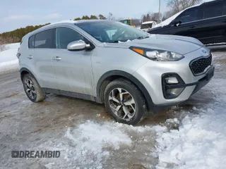 2020 Kia Sportage LX z VIN KNDPMCAC2L7826907, wystawiony jako IAAI lot #41543317 z przebiegiem 46 798 mil mil oraz . Historia ofert i sprzedaży dostępna na DreamBid. Obrazek 1.