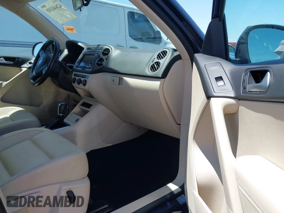 2015 Volkswagen Tiguan SE with VIN WVGAV7AX8FW595806, listed as a IAAI auction lot 42644395 with 51,638 mi miles and . Bid and sale history available at DreamBid. Image 5.