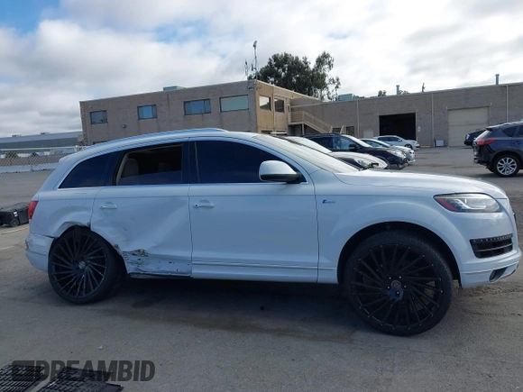 2015 Audi Q7 Premium Plus z VIN WA1LGAFE6FD028835, wystawiony jako IAAI lot #42358725 z przebiegiem 107 075 mil mil oraz . Historia ofert i sprzedaży dostępna na DreamBid. Obrazek 13.