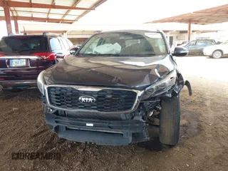 2019 Kia Sorento LX z VIN 5XYPGDA32KG439966, wystawiony jako IAAI lot #42046846 z przebiegiem 101 592 mil mil oraz . Historia ofert i sprzedaży dostępna na DreamBid. Obrazek 6.