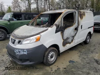 2018 Nissan NV200 SV z VIN 3N6CM0KN3JK699061, wystawiony jako Copart lot #52017285 z przebiegiem Nie podano mil oraz Szkoda całkowita • Salvage title. Historia ofert i sprzedaży dostępna na DreamBid. Obrazek 1.