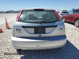 2001 Ford Focus ZX3 z VIN 3FAFP313X1R243418, wystawiony jako Copart lot #48558175 z przebiegiem 43 257 mil mil oraz Szkoda całkowita • Salvage title. Historia ofert i sprzedaży dostępna na DreamBid. Obrazek 6.