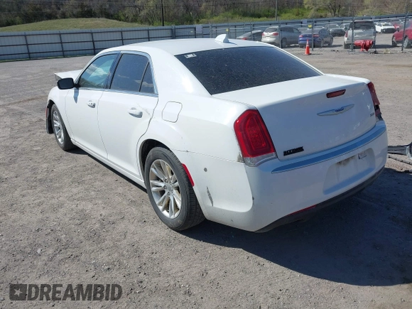 2018 Chrysler 300 Touring L z VIN 2C3CCAAG8JH338608, wystawiony jako IAAI lot #42045663 z przebiegiem 220 813 mil mil oraz . Historia ofert i sprzedaży dostępna na DreamBid. Obrazek 3.