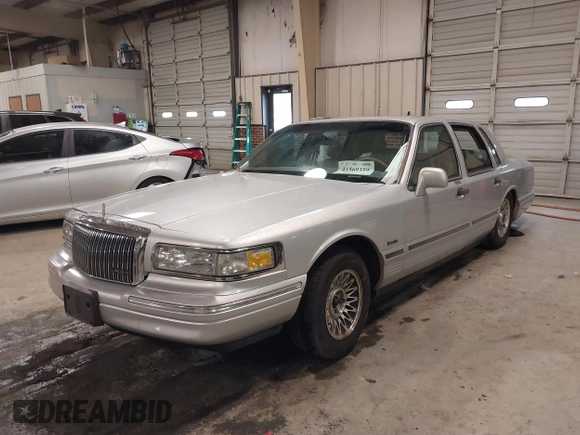 1997 Lincoln Town Car Executive z VIN 1LNLM81W0VY733723, wystawiony jako IAAI lot #41569359 z przebiegiem 104 356 mil mil oraz . Historia ofert i sprzedaży dostępna na DreamBid. Obrazek 17.