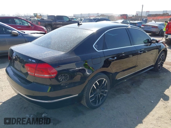 2015 Volkswagen Passat SEL Premium z VIN 1VWCV7A30FC024271, wystawiony jako IAAI lot #41788754 z przebiegiem 108 278 mil mil oraz . Historia ofert i sprzedaży dostępna na DreamBid. Obrazek 4.