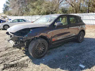 2017 Porsche Cayenne with VIN WP1AA2A26HKA87141, listed as a Copart auction lot 43004725 with 117,342 mi miles and Salvage Title. Bid and sale history available at carsss.com. Image 1.