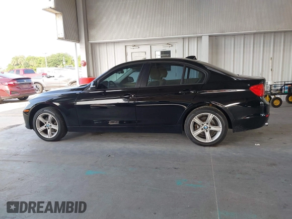 2013 BMW 3 Series 320i xDrive z VIN WBA3C3C56DF982906, wystawiony jako IAAI lot #42395925 z przebiegiem 117 880 mil mil oraz . Historia ofert i sprzedaży dostępna na DreamBid. Obrazek 14.