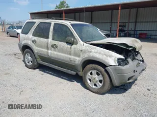 2001 Ford Escape XLT with VIN 1FMYU03171KA35485, listed as a IAAI auction lot 42052581 with 242,653 mi miles. Bid and sale history available at carsss.com. Image 1.