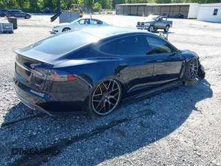 2015 Tesla Model S 85D with VIN 5YJSA4H47FF083005, listed as a IAAI auction lot 40970624 with 84,327 mi miles. Bid and sale history available at carsss.com. Image 4.