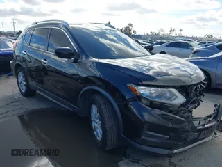 2020 Nissan Rogue SV z VIN JN8AT2MT2LW007288, wystawiony jako IAAI lot #41582892 z przebiegiem 83 313 mil mil oraz . Historia ofert i sprzedaży dostępna na DreamBid. Obrazek 1.