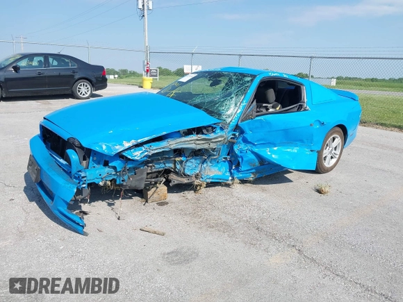2014 Ford Mustang V6 с VIN 1ZVBP8AM5E5250006, выставлен на аукционе IAAI как лот 42253136 с пробегом Не указан миль и . История ставок и продаж доступна на DreamBid. Изображение 18.