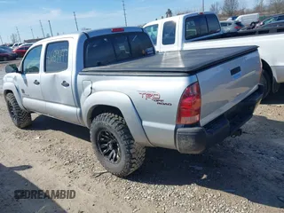 2006 Toyota Tacoma z VIN 5TELU42N56Z232703, wystawiony jako IAAI lot #41689447 z przebiegiem 171 801 mil mil oraz . Historia ofert i sprzedaży dostępna na DreamBid. Obrazek 3.