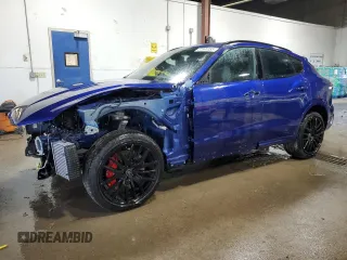 2024 Maserati Levante z VIN ZN661YUM4RX450899, wystawiony jako Copart lot #57894355 z przebiegiem 8 952 mil mil oraz Szkoda całkowita • Salvage title. Historia ofert i sprzedaży dostępna na DreamBid. Obrazek 1.