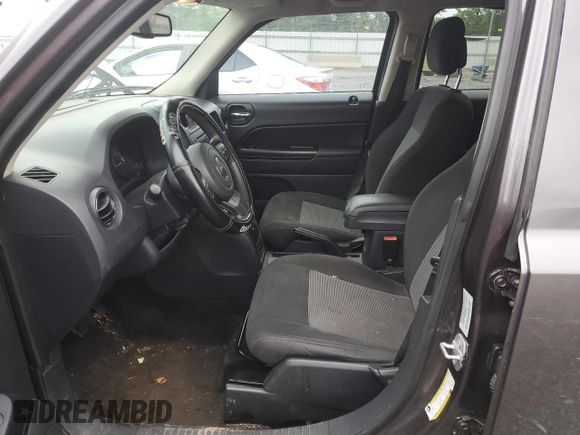 2015 Jeep Patriot Sport z VIN 1C4NJPBB5FD348999, wystawiony jako Copart lot #58496905 z przebiegiem 177 718 mil mil oraz Czysty tytuł • Clean title. Historia ofert i sprzedaży dostępna na DreamBid. Obrazek 7.