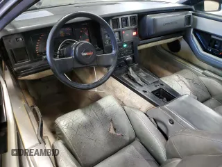 1984 Chevrolet Corvette z VIN 1G1AY0785E5109016, wystawiony jako Copart lot #47923275 z przebiegiem 118 973 mil mil oraz Czysty tytuł • Clean title. Historia ofert i sprzedaży dostępna na DreamBid. Obrazek 8.