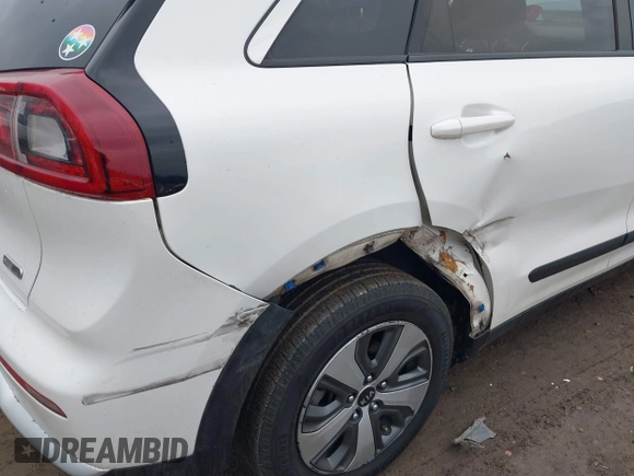 2017 Kia Niro FE with VIN KNDCB3LC5H5042757, listed as a IAAI auction lot 41410857 with 114,267 mi miles. Bid and sale history available at carsss.com. Image 6.