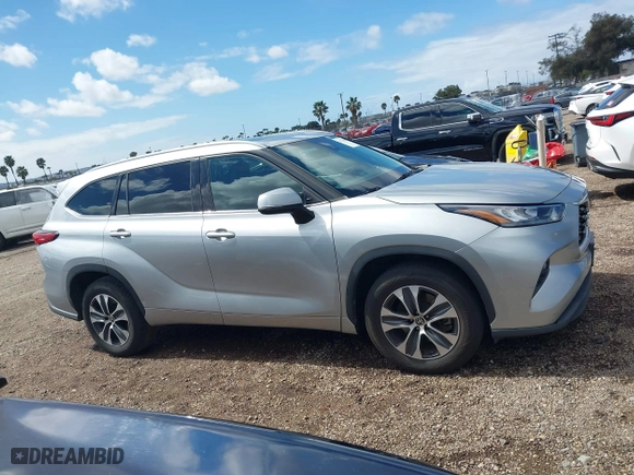 2020 Toyota Highlander XLE with VIN 5TDGZRAH5LS502260, listed as a IAAI auction lot 41743209 with 105,108 mi miles. Bid and sale history available at carsss.com. Image 14.