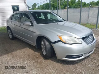 2011 Chrysler 200 Touring z VIN 1C3BC1FG4BN592345, wystawiony jako IAAI lot #42241258 z przebiegiem 129 209 mil mil oraz . Historia ofert i sprzedaży dostępna na DreamBid. Obrazek 1.