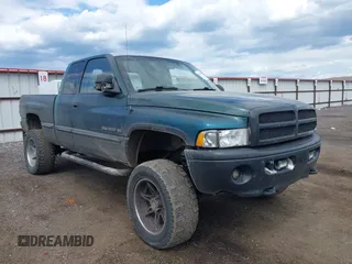 2001 Dodge 1500 z VIN 3B7HF13YX1G718001, wystawiony jako IAAI lot #42411605 z przebiegiem 173 496 mil mil oraz . Historia ofert i sprzedaży dostępna na DreamBid. Obrazek 1.