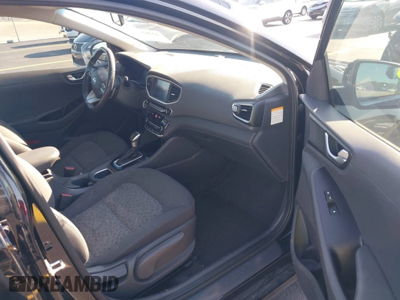 2019 Hyundai Ioniq SEL z VIN KMHC75LC3KU105621, wystawiony jako IAAI lot #42260425 z przebiegiem 58 668 mil mil oraz . Historia ofert i sprzedaży dostępna na DreamBid. Obrazek 5.